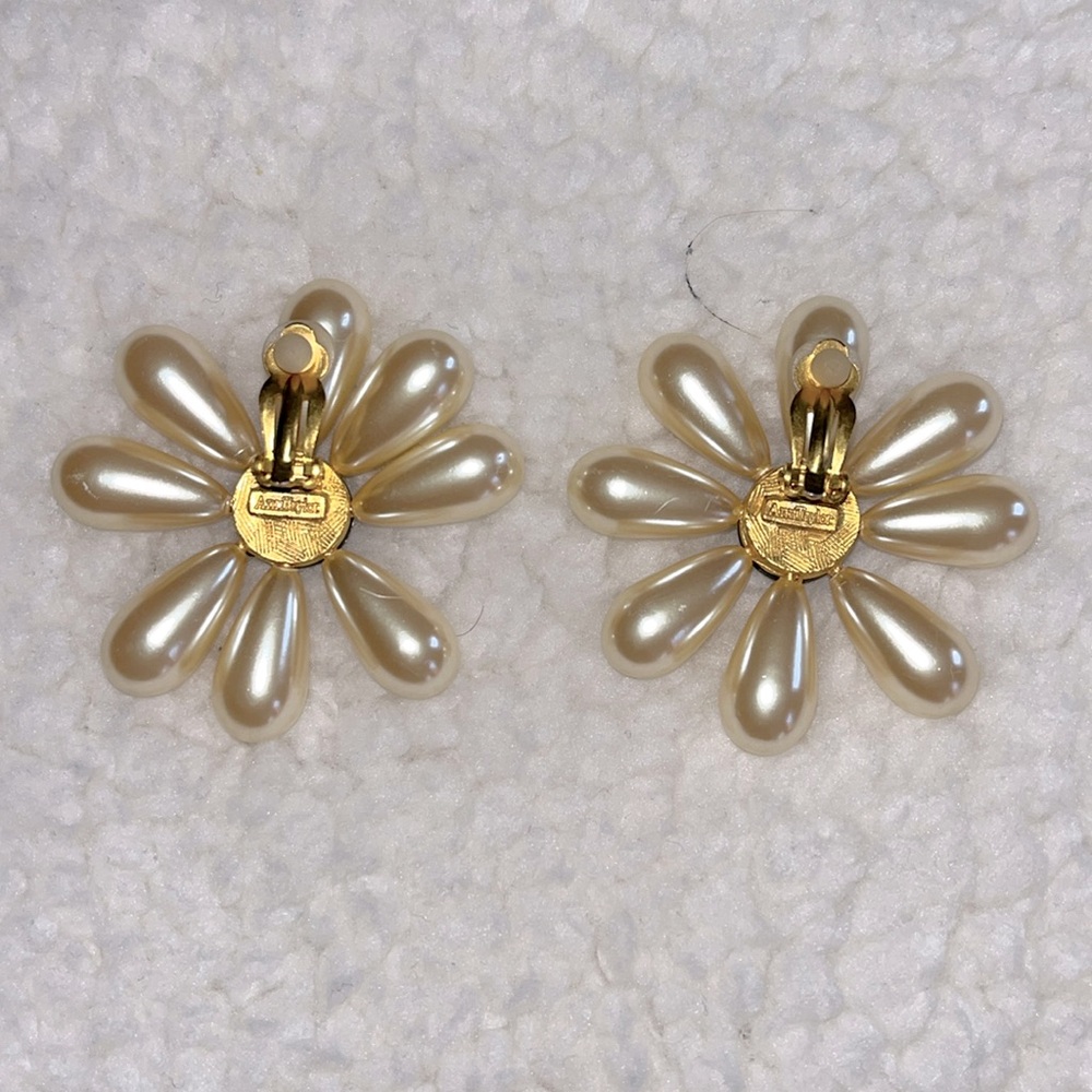 Elegant Pearl Flower Clip Earrings - Picture 2 of 4